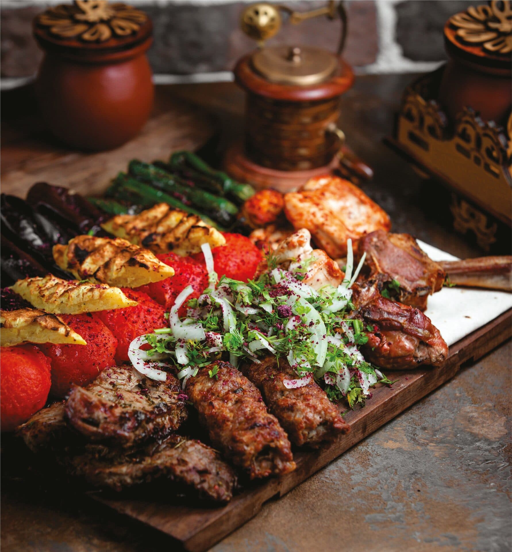 Karışık kebap ve ızgara çeşitlerinin bulunduğu servis tabağı